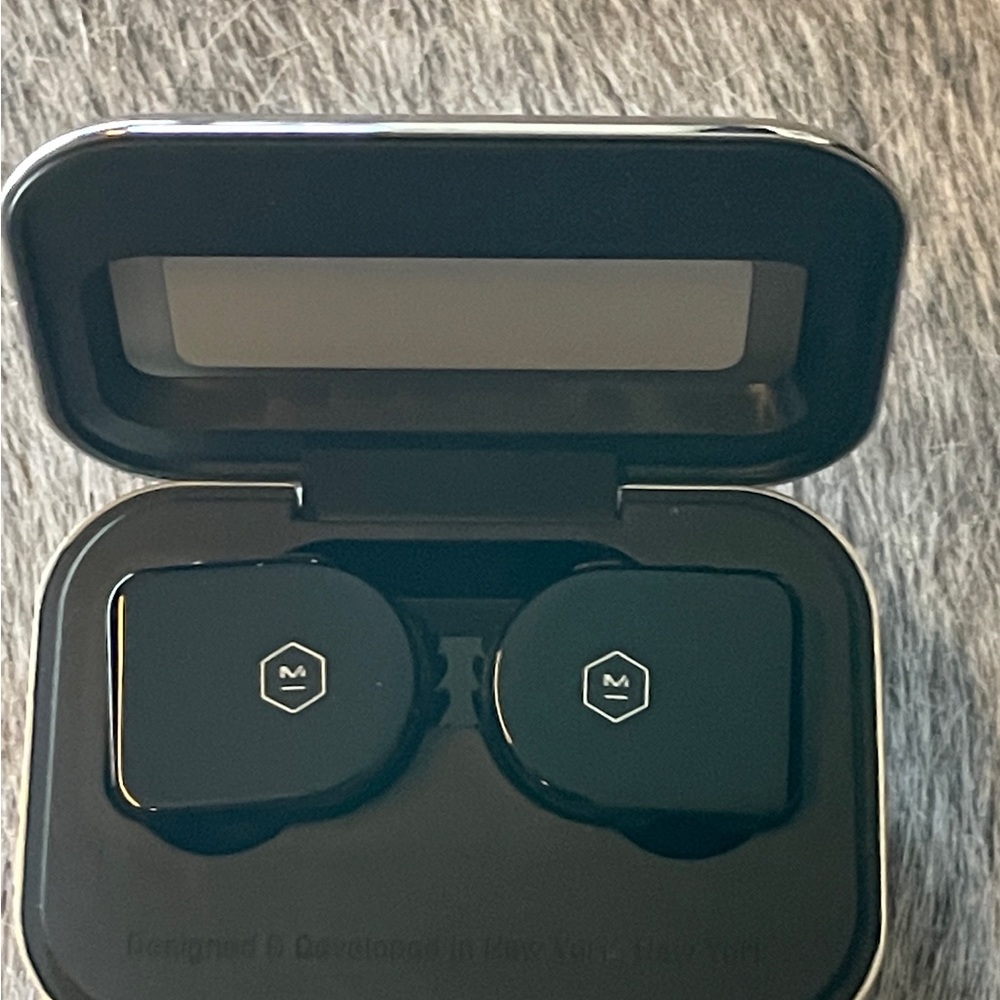 Master & Dynamic MW07 Audiophile Wireless EarBuds…Mint/NEVER USED